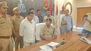 आजमगढ़ में फर्जी डिप्टी एसपी गिरफ्तार, शराब ठेके के नाम पर की लाखों की ठगी।