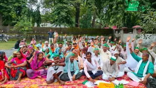 धरना स्थल पर प्रदर्शन करते भाकियू अराजनैतिक गुट के लोग।