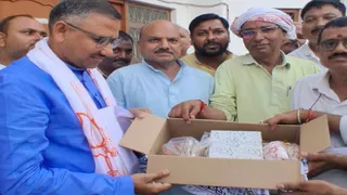 बलिया में कांग्रेस का यूपीआई शुल्क के खिलाफ जोरदार प्रदर्शन, मंत्री आवास पर सौंपा ज्ञापन।
