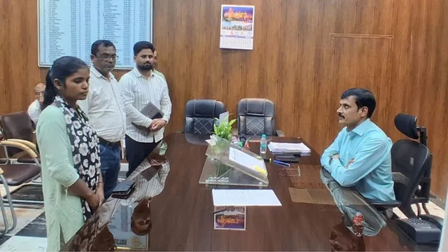 बलिया डीएम की पहल: अनाथ खुशबू के परिवार को मिलेगा सरकारी योजनाओं का पूरा लाभ
