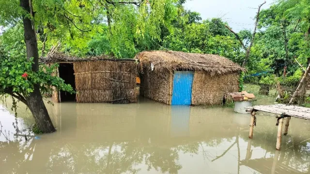 बलिया में चार दिन घटने के बाद फिर बढ़ने लगी सरयू नदी, कटान तेज होने से दहशत में ग्रामीण
