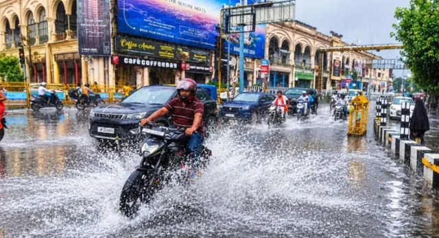 UP Weather Today: लखनऊ में मानसून की विदाई के बीच जोरदार बारिश, आज पूर्वी यूपी में गरज-चमक का अलर्ट जारी