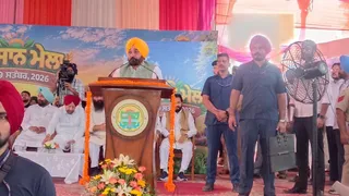 पंजाब एग्रीकल्चर यूनिवर्सिटी में पहुंचे सीएम संबोधन करते हुए।
