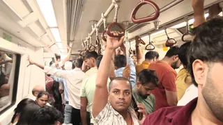 डीटीसी बस चालकों की हड़ताल के दौरान मेट्रो में यात्रियों की भीड़ बढ़ गई है। जागरण