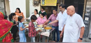 लोगों को भोजन कराते श्याम सुंदर जसराजपुरिया के स्वजन व मौके पर चैंबर के प्रधान महासचिव। जागरण