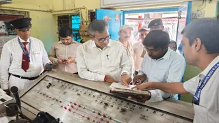 चंदौली: डीआरएम ने त्योहारों के लिए रेलवे सुरक्षा और यात्री सुविधाओं पर दिए सख्त निर्देश।