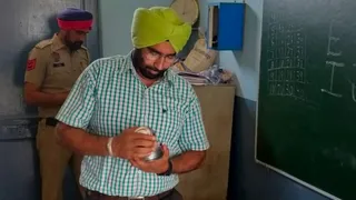 स्कूल में जांच करते हुए पुलिस टीमें।