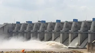 कनहर बांध के दो गेट खुले, जलस्तर नियंत्रण से सिंचाई और पेयजल आपूर्ति होगी सुनिश्चित।