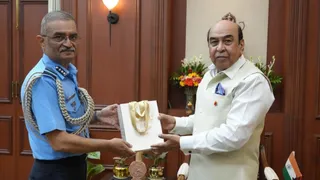 मध्य वायु कमान के एयर आफिसर कमांडिंग-इन-चीफ एयर मार्शल तरुण चौधरी और बिहार के राज्यपाल लेफ्टिनेंट जनरल सैयद अता हसनैन