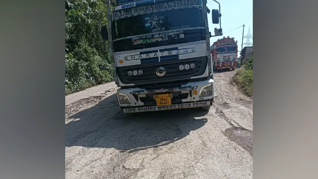 हिमाचल के बिलासपुर में शालूघाट-जब्बलपुल सड़क की हालत खस्ता, ट्रक ऑपरेटरों और ग्रामीणों ने किया प्रदर्शन
