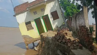 बलिया में सरयू नदी का कटान तेज, चार घर बहे, कई और खतरे में, ग्रामीणों में दहशत।