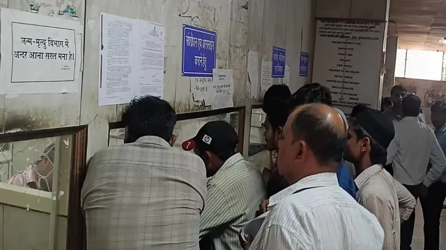 UP में जन्म-मृत्यु प्रमाण पत्र के लिए परेशान हो रहे लोगों को राहत, पुरानी व्यवस्था के तहत निस्तारित होंगे लंबित आवेदन