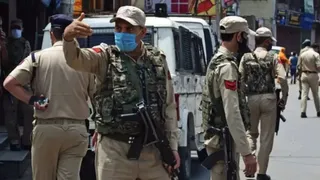 कश्मीर में नशे के सौदागरों पर पुलिस का बड़ा शिकंजा, 9 गिरफ्तार।