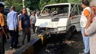स्कूली बच्चों से भरी टाटा विंगर डिवाइडर से टकराई