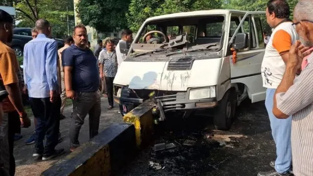स्कूली बच्चों से भरी टाटा विंगर डिवाइडर से टकराई