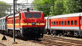 यात्रियों को त्योहारों में कोलकाता आने-जाने के लिए अतिरिक्त ट्रेन की सुविधा मिलेगी।