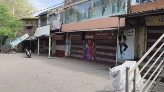 धूल और भारी वाहनों के खिलाफ बाजार बंद कर विरोध। जागरण
