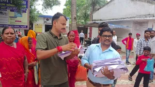 समाहरणालय परिसर में पहुंची भीड़ को शांत करते हुए उनका आवेदन लेते पुलिस पदाधिकारी एवं अन्य कर्मी। जागरण