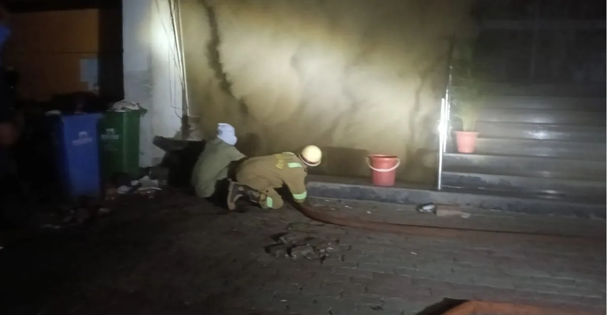 massive fire breakout in max showroom basement in kalyanpur