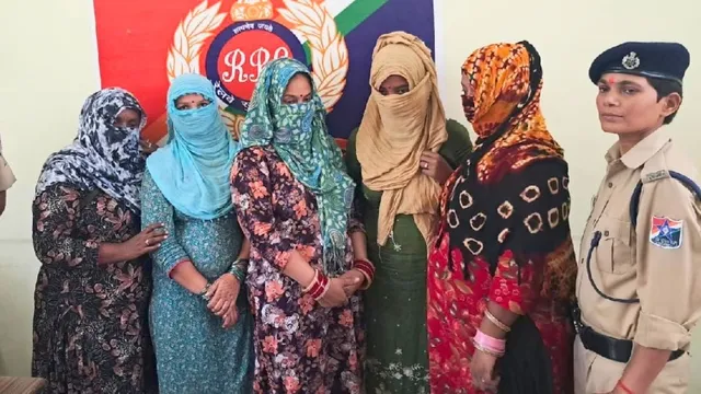 ट्रेन में यात्रियों के साथ जबरन शर्मनाक काम करती थीं पांच महिलाएं, शिकायत बढ़ती गई तो आरपीएफ ने किया गिरफ्तार
