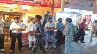 प्रधानमंत्री मोदी के 76वें जन्मदिन पर वाराणसी में 76 किलो लड्डू का भव्य वितरण।