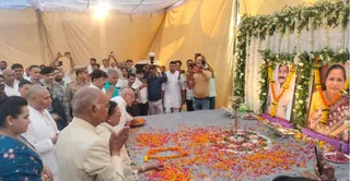 पूर्व मंत्री स्व. अमरजीत सिंह जनसेवक व उनकी पत्नी प्रमिला सिंह को श्रद्धांजलि अपर्ति करते पूर्व राष्ट्रपति राम नाथ कोविन्द । जागरण