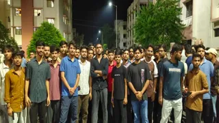 इंजीनियरिंग कॉलेज में खराब खाने पर छात्रों ने किया हंगामा। जागरण