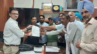 टोहाना एसडीएम को ज्ञापन सौंपते हुए ग्रामीण (जागरण फोटोः