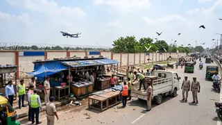 पटना एयरपोर्ट पर बर्ड हिट रोकने की तैयारी, मांस-मछली की दुकानों पर होगी कार्रवाई (AI Generated Image)