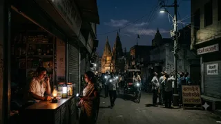 वाराणसी में बिजली कटौती: मांग घटने पर भी लापरवाही से उपभोक्ता परेशान, विभाग पर उठे सवाल।