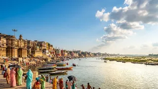 वाराणसी और पूर्वांचल में मौसम का बदला मिजाज, गुलाबी ठंड की आहट।