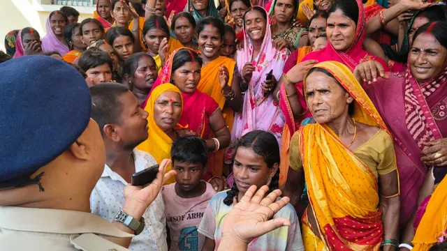 शेखपुरा में ग्रामीण का बवाल: CO को बनाया बंधक, प्रखंड कार्यालय में तालाबंदी; पुलिस से झड़प
