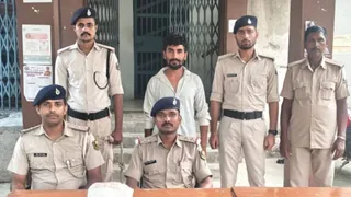 जब्त चरस व गिरफ्तार आरोपित के साथ कन्हौली थाने की पुलिस। फोटो सौ. पुलिस