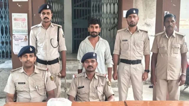 सीतामढ़ी में नेपाल से चरस की खेप लेकर पहुंचे युवक को पुलिस ने दबोचा, 1.2 किलो मादक पदार्थ बरामद