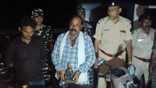 पश्चिम चंपारण में एसएसबी और पुलिस की बड़ी कार्रवाई, 7.7 KG की भगवान बुद्ध की मूर्ति के साथ दो तस्कर गिरफ्तार
