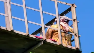 गाजीपुर में प्रेमी से शादी की जिद पर अड़ी युवती, दूसरी बार टावर पर चढ़कर किया प्रदर्शन।