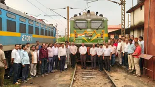 डीडीयू मंडल में 150 लोकोमोटिव में कवच प्रणाली स्थापित, रेल संरक्षा को मिला नया आयाम।