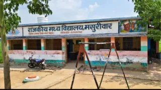 2 कमरों में चल रही 8 कक्षाएं