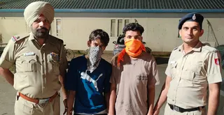 पुलिस की गिरफ्त में पकड़े गए झपटमार।