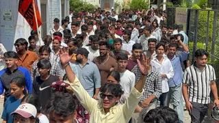 हल्द्वानी एमबीपीजी कॉलेज में चुनाव प्रचार करते छात्र छात्राएं। जागरण