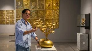 लोधी रोड स्थित गैलरी वायु में ब्रास से बनी बैंगन के पौधे का स्कल्पचर को दिखाते कलाकार जेनजुम गादी। जागरण