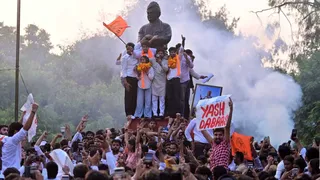 दिल्ली विश्वविद्यालय छात्र संघ चुनाव में तीनों सीट पर अखिल भारतीय विद्यार्थी परिषद की एतिहासिक विजय होने के बाद कला संकाय स्थित स्वामी विवेकानंद की मूर्ति के समक्ष अध्यक्ष पद यश डबास सचिव रिया छाबड़ी संयुक्त सचिव लक्ष्यराज , हो रही आतिशबाजी के बीच उमड़ी कार्यकर्ताओंं की भीड़। चंद्र प्रकाश मिश्र