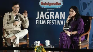 आगरा में जागरण फिल्म फेस्टिवल में पूनम सचदेवा के सवालों पर जवाब देते अभिनेता ताहिर राज भसीन।