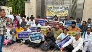 अलीगढ़ में शिक्षा राज्य मंत्री संदीप सिंह के आवास के बाहर प्रदर्शन करते शिक्षक।