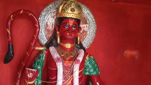 बांका में बजरंगबली की प्रतिमा का हाथ तोड़ा, मंदिर में सामान बिखेरा; घटनास्थल से चिलम और खैनी बरामद, ग्रामीणों में आक्रोश