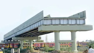 Bholanatha Flyover Bhagalpur Pillar Construction: भोलानाथ फ्लाइओवर का इशाकचक पिलर निर्माण अटका; रास्ता बंद होने के डर से फंसा काम, गार्डर लांचिंग की अनुमति भी लंबित