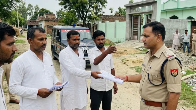 साहब! मस्जिद में कुआं है खोदाई करा के देख लीजिए, गांव वालों ने एसपी को सौंपा शपथ पत्र