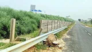जलालाबाद के गंगा एक्सप्रेसवे की टूटी रिटेनिंग वाल। जागरण