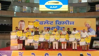 पैम्फलेट जारी करते हुए सीएम भगवंत मान, मनीष सिसोदिया, अमन अरोड़ा व अन्य।