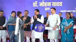 होनहार छात्र-छात्राओं को मुफ्त स्कूटी की प्रतीकात्मक चाबी सौंपते मुख्यमंत्री डॉ. मोहन यादव व अन्य। (फोटो- जागरण)